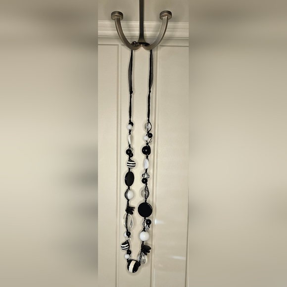 [Express] Black, White, Clear & Striped Beaded Necklace - Picture 10 of 13